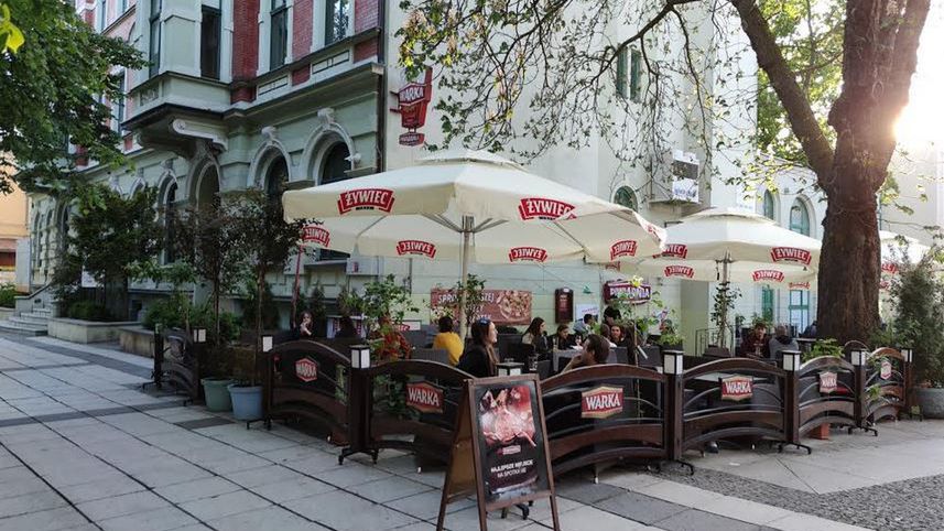 Właściciele restauracji i kawiarni czują delikatny optymizm. Szefowie barów i klubów czekają na kolejne znoszenie restrykcji