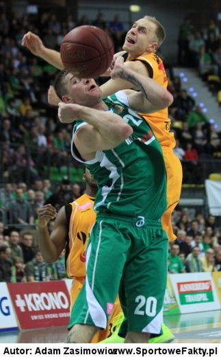 Marcin Sroka walczy z Łukaszem Koszarkiem (MVP PP) / Foto PAP