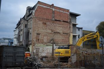 Rybnik: Trwa rozbiórka zabytkowej kamienicy przy ul. Hallera. Secesyjny budynek ma zniknąć w ciągu kilku tygodni