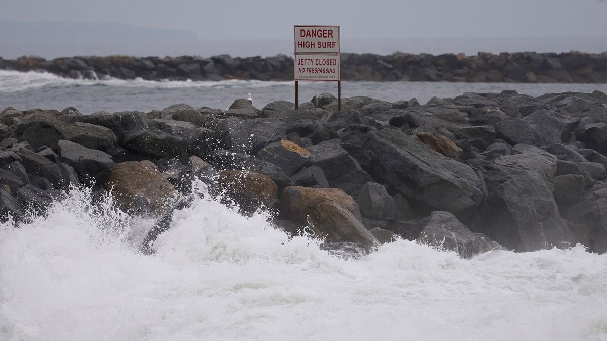 A 'Danger high Surf' sign is in place on the jetty at The Wedge surf break in Newport Beach, California, USA, 05 September 2023. A south swell moved in the right direction to The Wedge producing waves of up to 12 feet. EPA/ALLISON DINNER Dostawca: PAP/EPA.