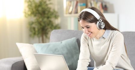 Branża technologiczna potrzebuje kobiet. Jak zacząć karierę w IT?