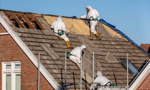 7 milionów ton trucizny na polskich dachach. Unijny cel zero azbestu na 2032 r. to czysta fikcja