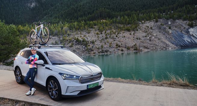 Škoda z kolarką Kasią Niewiadomą promuje elektryczne auta