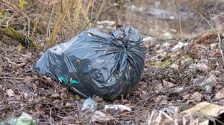 Podrzucone śmieci na działce. Co zrobić i kiedy koszty spadają na właściciela?