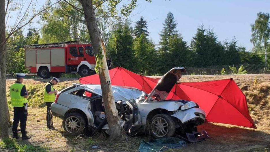 Typin. Tragedia na drodze. Kierowca nie żyje, 7-latek walczy o życie