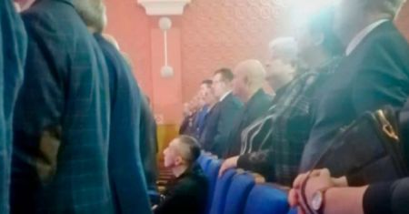 Nie wstał do hymnu. Koledzy chcą go wysłać na front