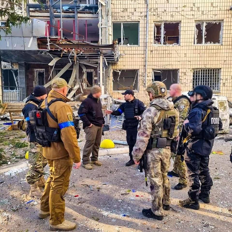 Wojna w Ukrainie. W Irpieniu policja i samoobrona oczyszcza odbite miasto z niedobitków, łapią dywersantów