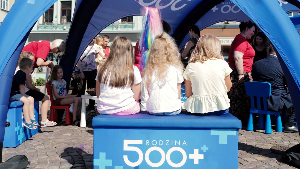 53 proc. osób, które nie pobierają 500+ chciałoby jego obniżenia 