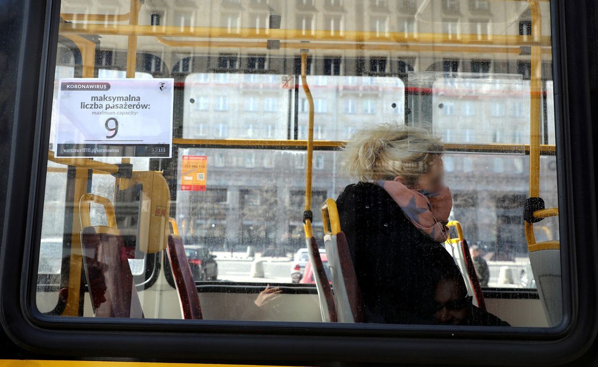 Warszawa. Władze miasta uruchamiają kampanię informacyjną przypominającą o obowiązku zakrywania twarzy w pojazdach transportu publicznego