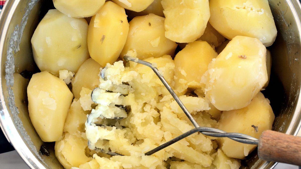 Ziemniaki ugotowane w garnku, rozgniecione tłuczkiem