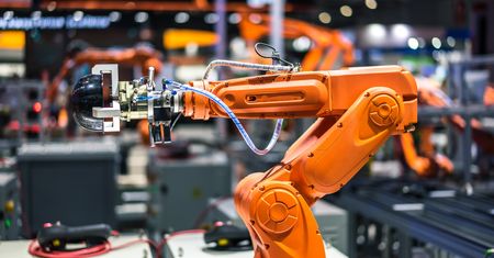 Robotyzacja w firmach przyspiesza. Co dziesiąta osoba zna kogoś, komu robot zabrał pracę