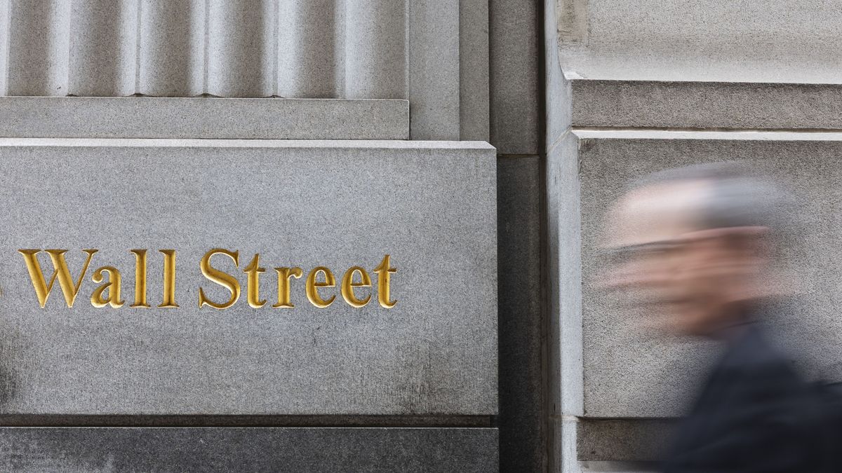 A pedestrian walks past a Wall Street sign near the New York Stock Exchange in New York, New York, USA, 04 April 2025. World financial markets are continuing to react to reciprocal tariffs that US President Donald Trump announced on 02 April. EPA/JUSTIN LANE Dostawca: PAP/EPA.