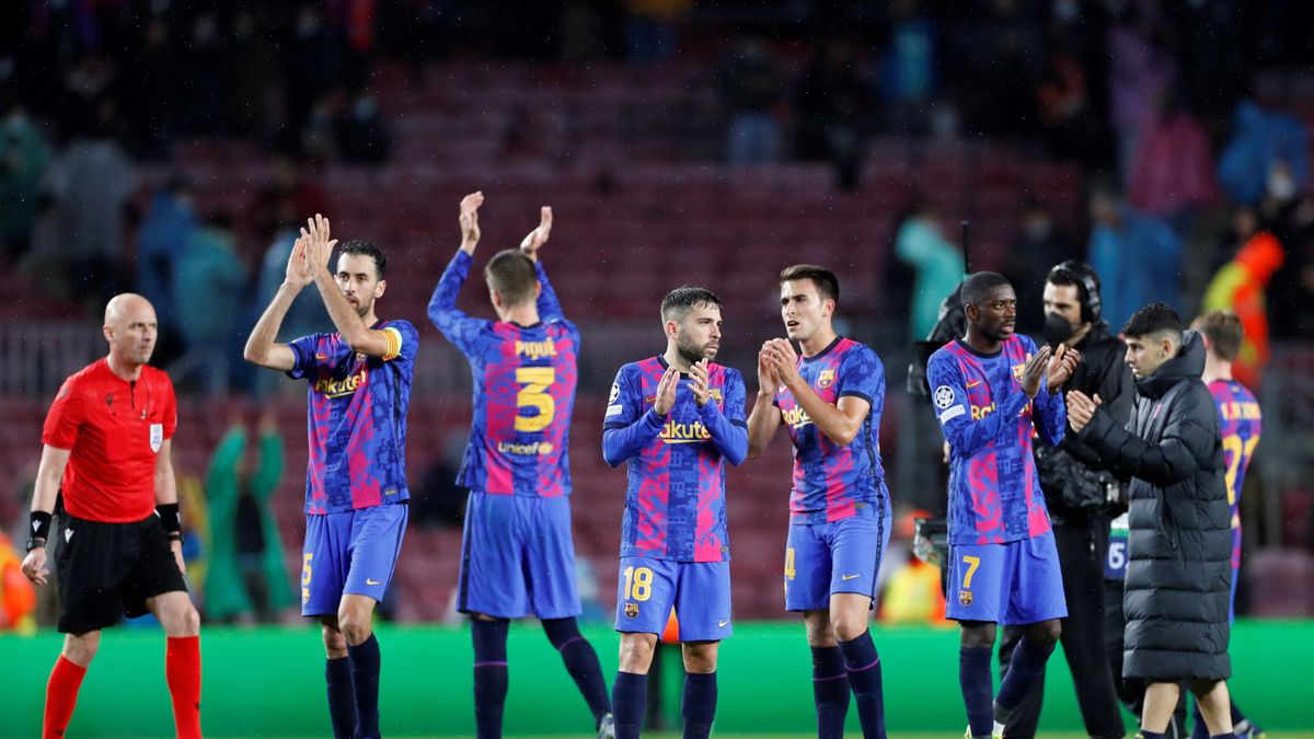 PAP/EPA / Alberto Estevez / Na zdjęciu: piłkarze FC Barcelona