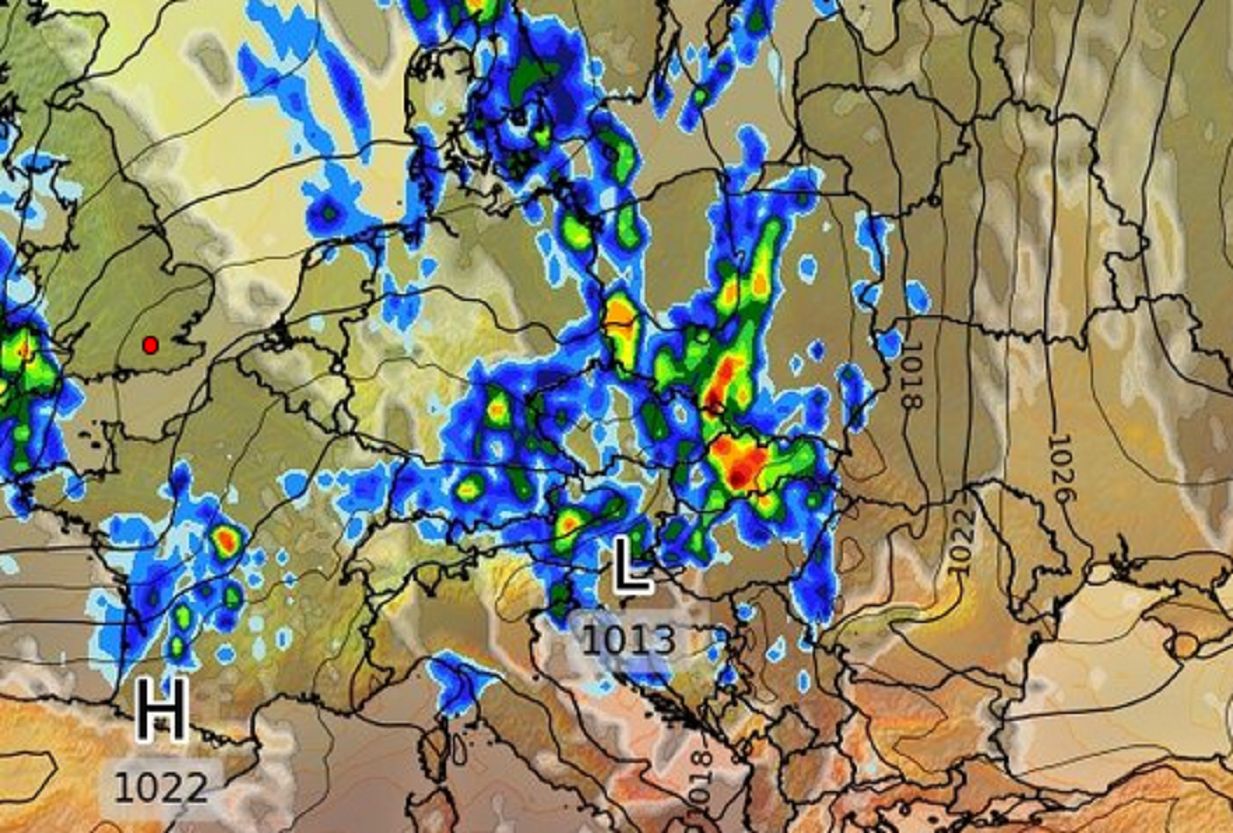 Zmierza nad Polskę z Wielkiej Brytanii. IMGW już wie
