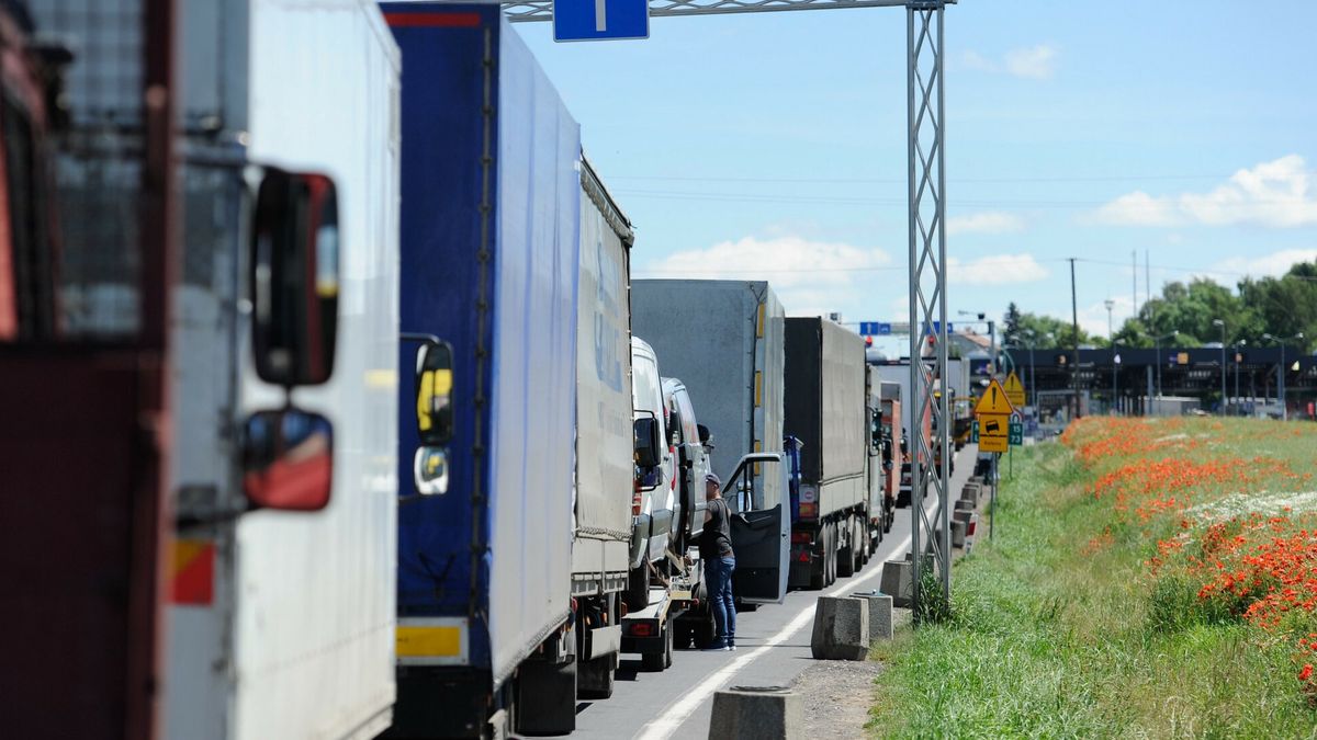 Tysiąc tirów wyjechało w konwojach w kierunku zachodnim. Zdjęcie ilustracyjne