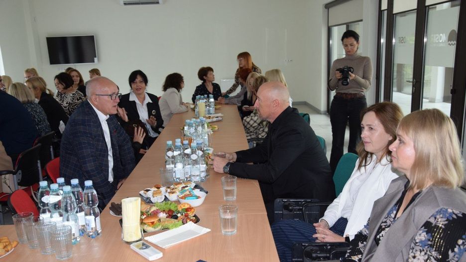 Nagrody i życzenia dla nauczycieli miejskich przedszkoli szkół i w Zduńskiej Woli z okazji Dnia Edukacji Narodowej