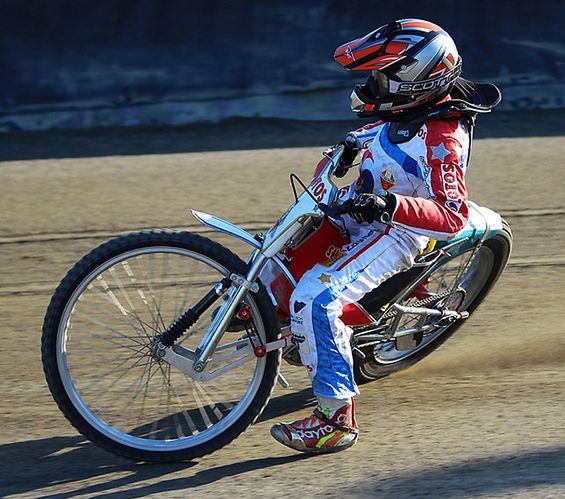 Trzynastoletni Karol Żupiński trenuje na dużym torze na motocyklu o mniejszej pojemności (fot.Gregory FOTO)