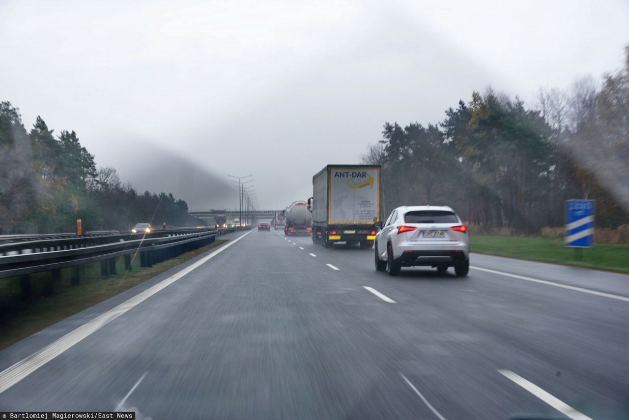 Tragiczny wypadek na A2. Metalowy element spadł na kierowcę