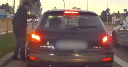 Nie wytrzymał. Aż wyszedł do kobiety. Wszystko się nagrało