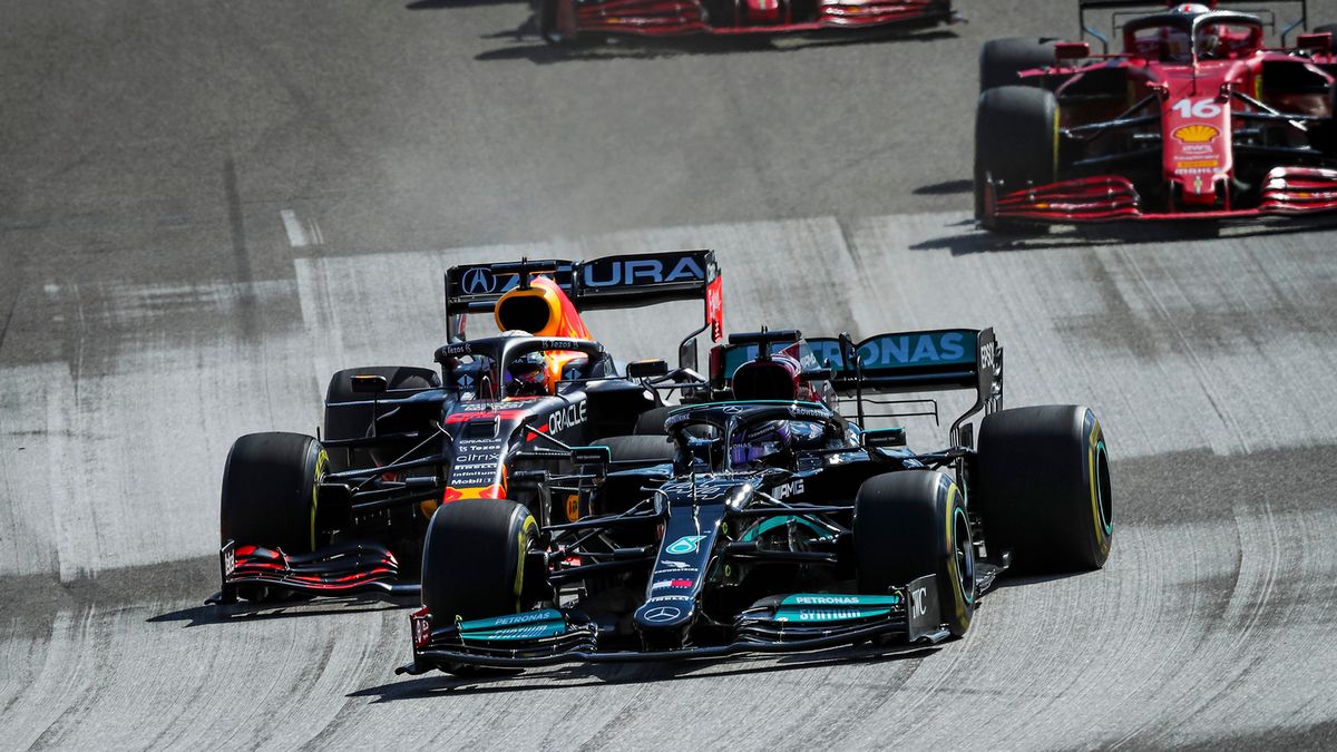 Zdjęcie okładkowe artykułu: Materiały prasowe / Mercedes / Na zdjęciu: Max Verstappen (po lewej) i Lewis Hamilton