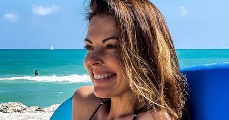 Katarzyna Glinka wije się w bikini na plaży w Miami. Fani zachwalają: "Pani to jak wino" (FOTO)
