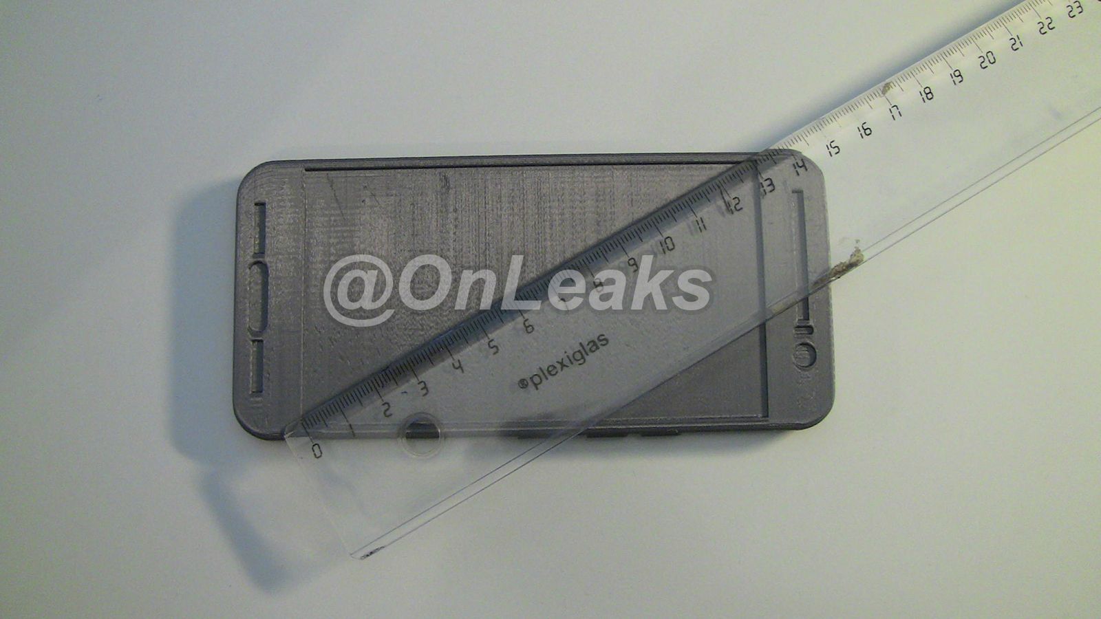 Atrapa HTC One M9+ uwieczniona na wideo u boku mniejszego brata 16