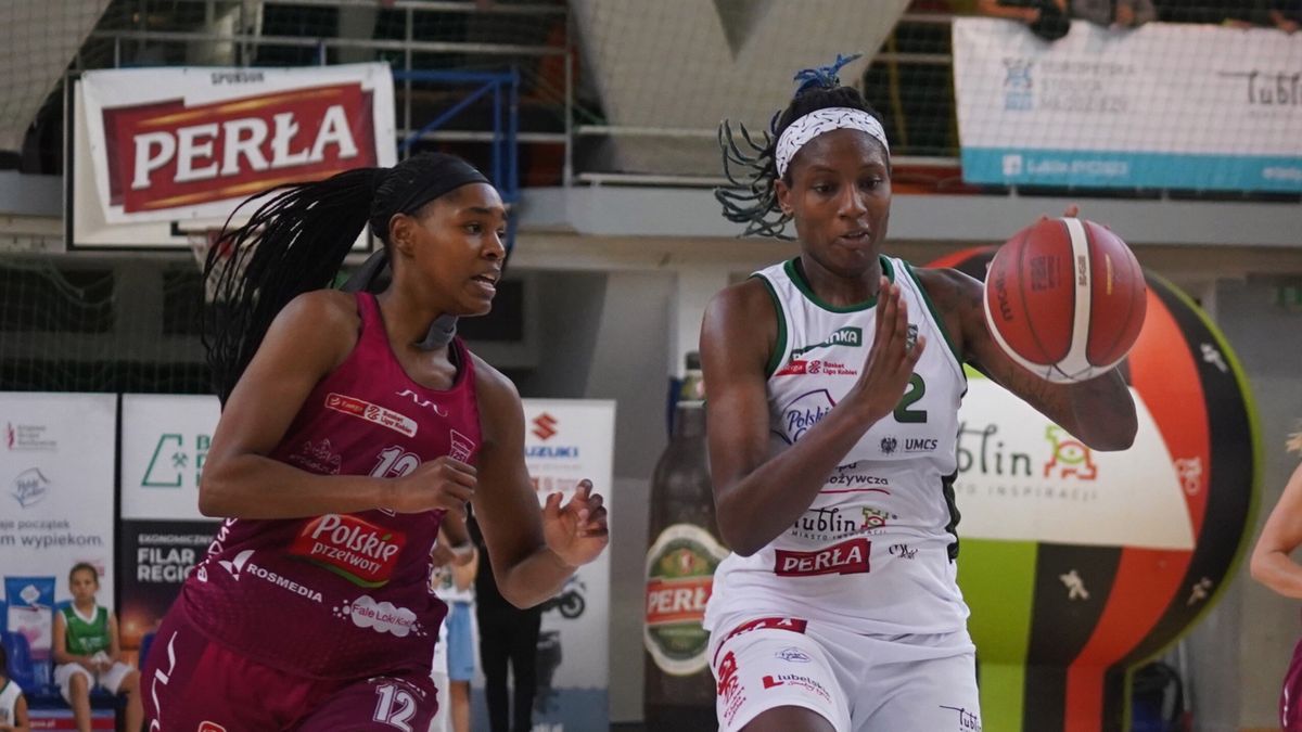PAP / Karol Zienkiewicz / Koszykarka Polskiego Cukru AZS UMCS Lublin Natasha Mack (P) i Sparkle Taylor (L) z Basketu 25 Bydgoszcz