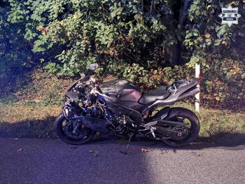 Pyskowice: Czołowe zderzenie motocykla i osobówki. Kierujący yamahą zginął na miejscu