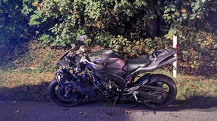 Pyskowice: Czołowe zderzenie motocykla i osobówki. Kierujący yamahą zginął na miejscu