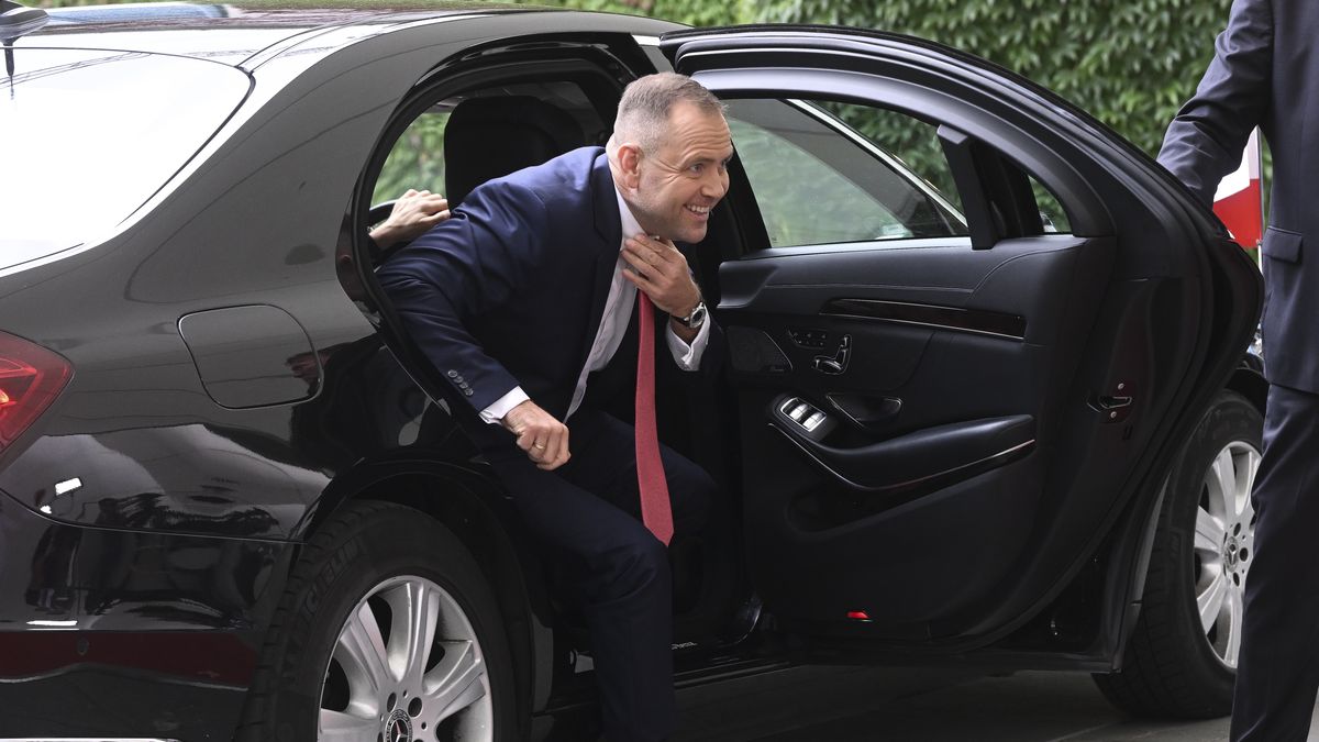 BERLIN, GERMANY - SEPTEMBER 16: German Chancellor Friedrich Merz welcomes the Polish President Karol Nawrocki at the Chancellery in Berlin, Germany on September 16, 2025. (Photo by Halil Sagirkaya/Anadolu via Getty Images)