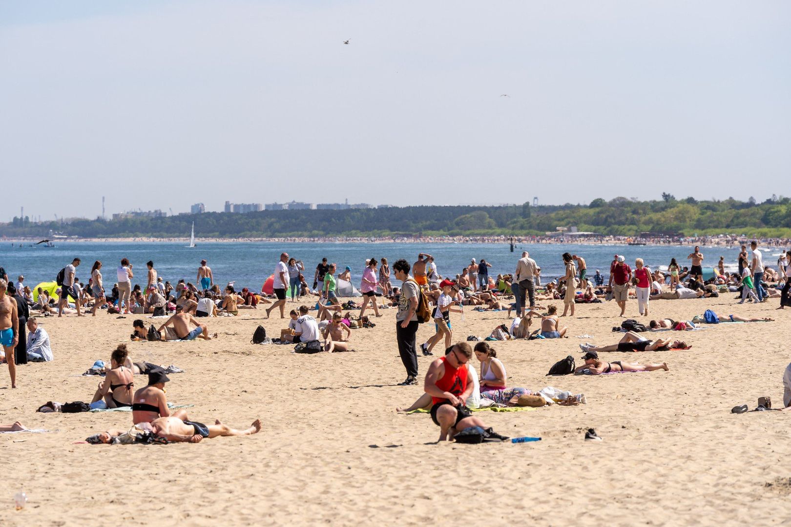 Na miejscu 5 - Sopot, znany jako jedno z najbardziej eleganckich miejsc nad Bałtykiem, oferuje mnóstwo atrakcji i pięknych widoków. Główną atrakcją jest oczywiście słynne sopockie molo – najdłuższe drewniane molo w Europie. Spacer po nim to obowiązkowy punkt każdej wizyty. Warto również odwiedzić urokliwą ulicę Bohaterów Monte Cassino, pełną restauracji, kawiarni i sklepów.Sopot to także miejsce licznych wydarzeń kulturalnych i sportowych. Opery Leśnej, miejsca koncertów i festiwali, czy zawodów w windsurfingu przyciągają tu turystów przez cały rok. Jeśli szukasz miejsca, które oferuje nie tylko plażę, ale i bogate życie nocne oraz kulturalne, Sopot z pewnością spełni Twoje oczekiwania.