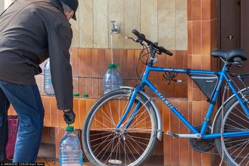 Awaria wodociągowa w Warszawie. Mieszkańcy korzystają ze studni