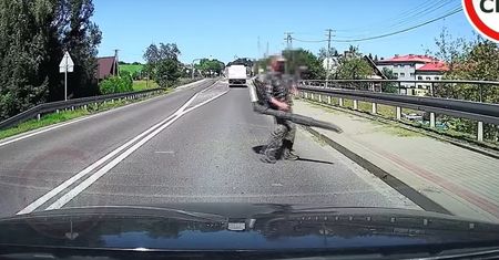 Nagranie z Podkarpacia. Spójrzcie na mężczyznę z dmuchawą