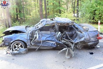 Audi roztrzaskało się o drzewo. 20-latek został ciężko ranny