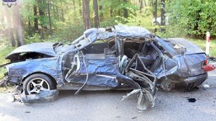 Audi roztrzaskało się o drzewo. 20-latek został ciężko ranny