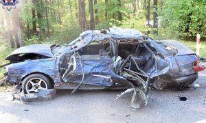 Audi roztrzaskało się o drzewo. 20-latek został ciężko ranny