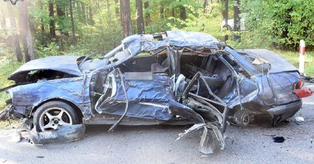 Audi roztrzaskało się o drzewo. 20-latek został ciężko ranny