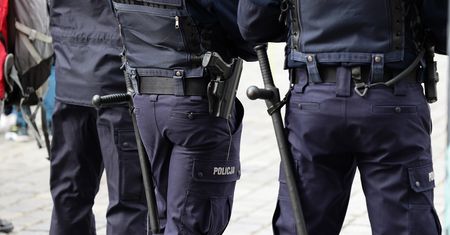 19-latek schował się w toalecie na stacji metra. Potem zaatakował mundurowych