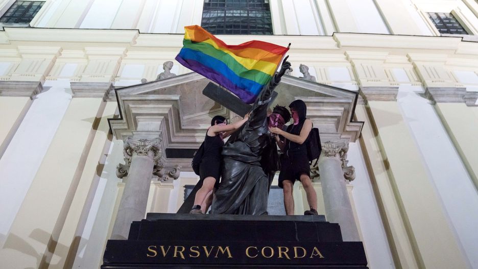 Warszawa. Tęczowe flagi LGBT na warszawskich pomnikach
