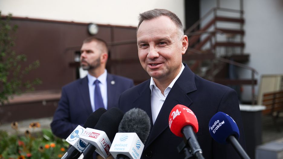 Kraków, 15.10.2023. Wybory parlamentarne 2023. Prezydent RP Andrzej Duda podczas wypowiedzi dla mediów po głosowaniu w lokalu wyborczym w Krakowie, 15 bm. Trwa głosowanie w wyborach parlamentarnych i towarzyszącym im referendum. Do jego zakończenia obowiązuje cisza wyborcza i referendalna. (aldg) PAP/Łukasz Gągulski