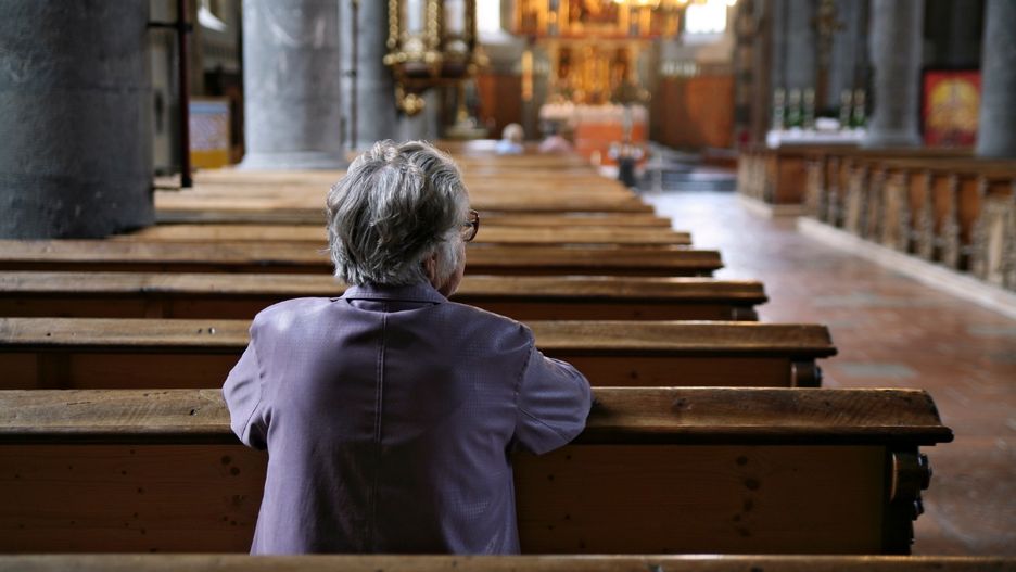 Polki i Polacy są coraz mniej związani z Kościołem