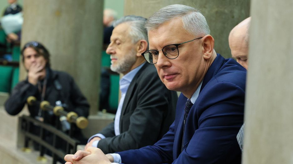 S�awomir Cenckiewicz, Andrzej Zybertowicz
Warszawa, 29.11.2023. By�y szef Pa�stwowej Komisji ds. badania wp�yw�w rosyjskich S�awomir Cenckiewicz (P) oraz by�y cz�onek komisji Andrzej Zybertowicz (C) na sali obrad Sejmu w Warszawie, 29 bm. Sejm odwo�a� cz�onk�w Pa�stwowej Komisji do spraw badania wp�yw�w rosyjskich na bezpiecze�stwo wewn�trzne Rzeczypospolitej Polskiej w latach 2007-2022. (jm) PAP/Pawe� Supernak
Pawe� Supernak
kadencja, kadencji, polityk polityka, Polityka, posiedzenie, sejm, 10 10. X, badanie, cz�onkowie, Komisja, odwo�ani, odwo�anie, Pa�stwowa, plenarna, posiedze�, sala obrad, wp�ywy rosyjskie