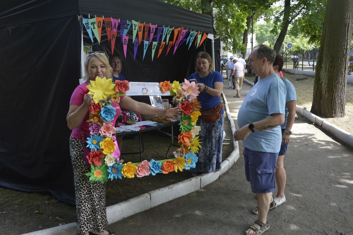 Organizacje pozarządowe prezentują się na festynie przy Domu Kultury Kolejarza.