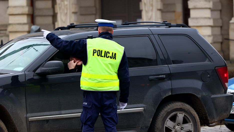 DAREK11
policjant, ruch drogowy, zatrzymanie, pojazd, ulica, policja polska, kontrola, stop, kara, kieruje, droga, mandat, niebiescy, glina, policjantka, funkcjonariusz, prawo, ruch, drogowy, policja drogowa, miejska, niebieskie, bulaje, alarm, korki, zator, auta, auto, patrol, awaryjny, rajd, taksówka, prawa, kurtka, wypadek