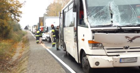 Dramatycznie groźny wypadek pod Kielcami – z udziałem 6 pojazdów