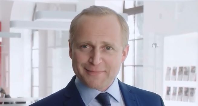 Piotr Adamczyk reklamuje „wypożyczkę z przerwą od raty” w eurobanku (wideo)
