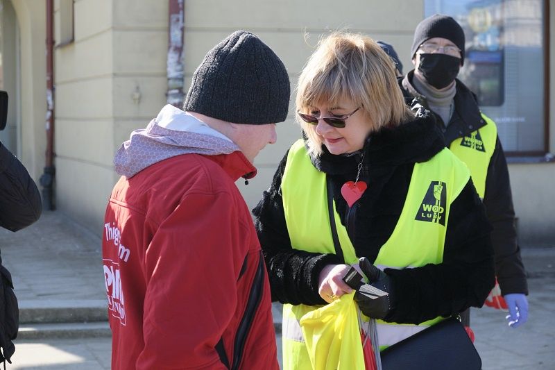 Policjanci i pracownicy WORD rozdawali przechodniom odblaski