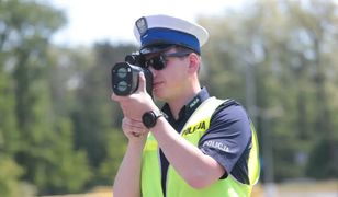 Ostrzegał przed kontrolą prędkości. Zamigał światłami policji