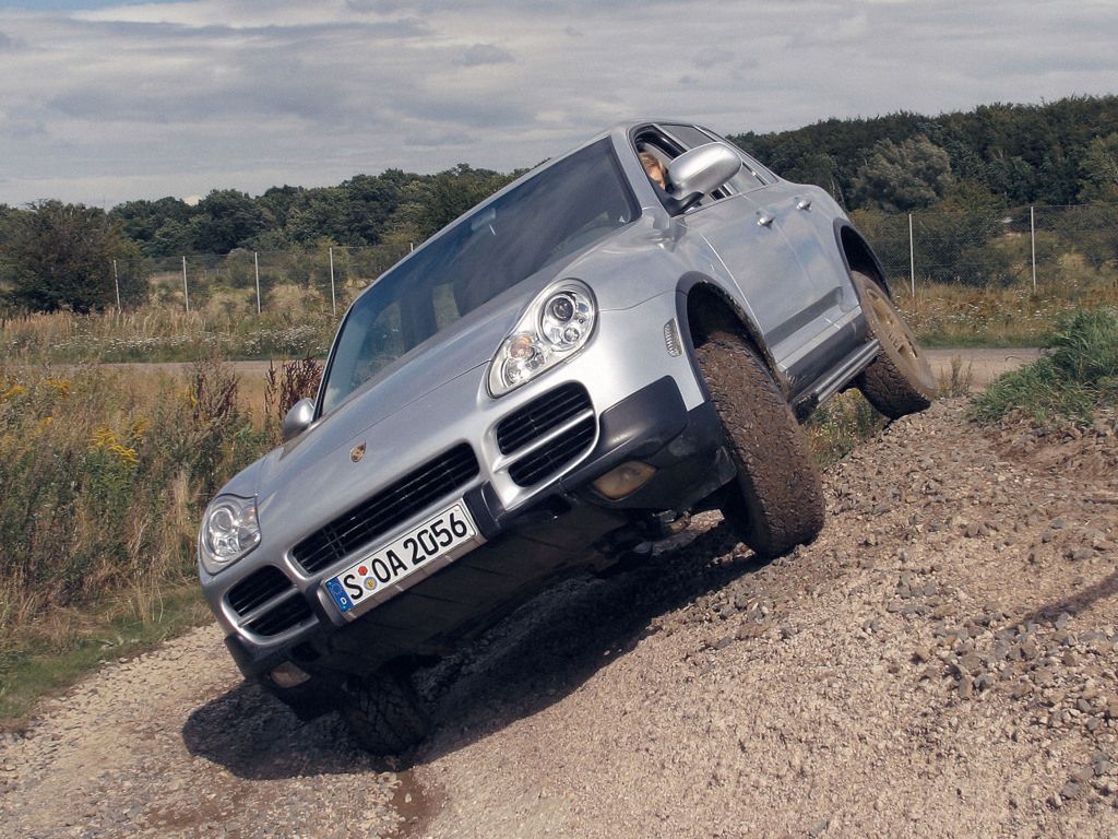 Rzadkie zdjęcie Porsche Cayenne poza asfaltem.