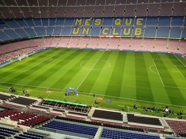 Camp Nou czeka na piłkarzy i kibiców...
